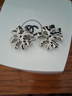 Tory Burch Icon Small Silver Logo Floral Earrings